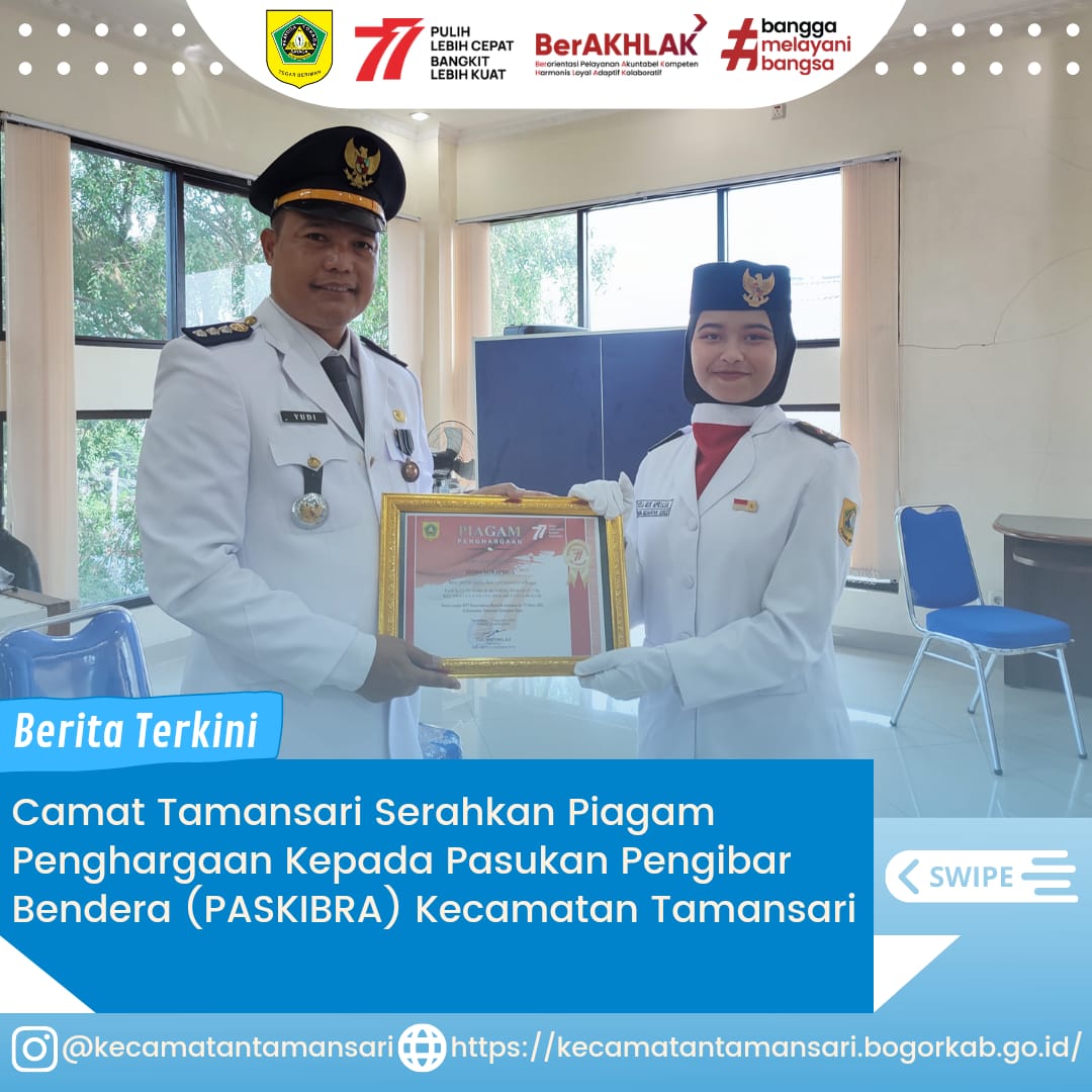 Camat Tamansari Yudi Hartono, S.E Serahkan Piagam Penghargaan Kepada Pasukan Pengibar Bendera (PASKIBRA) Kecamatan Tamansari.